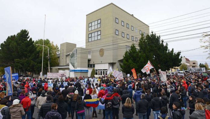Marcha Río Gallegos 2704 2017