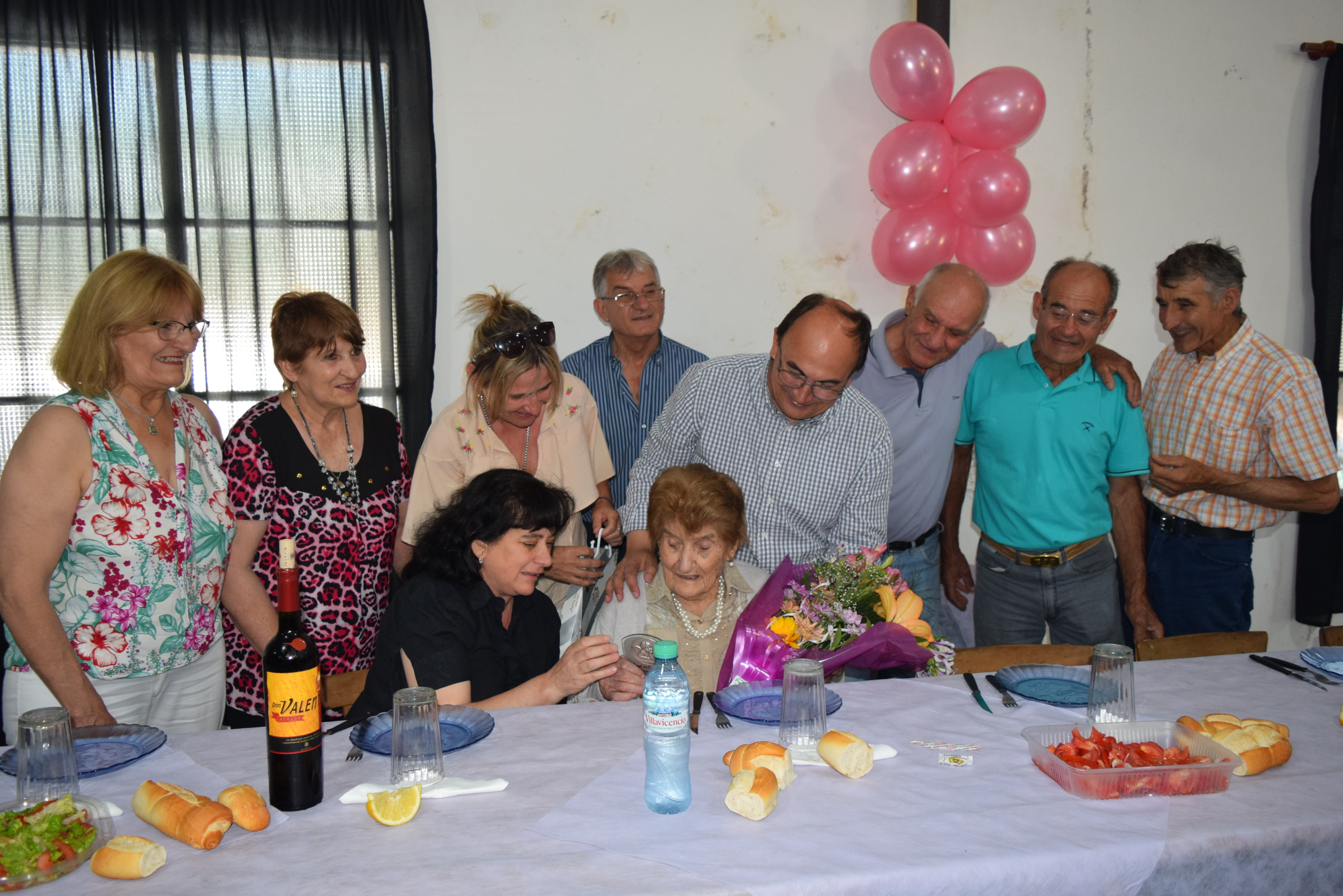 Salomón saludó a la vecina Antonia Serrani que cumplió  100 años.-