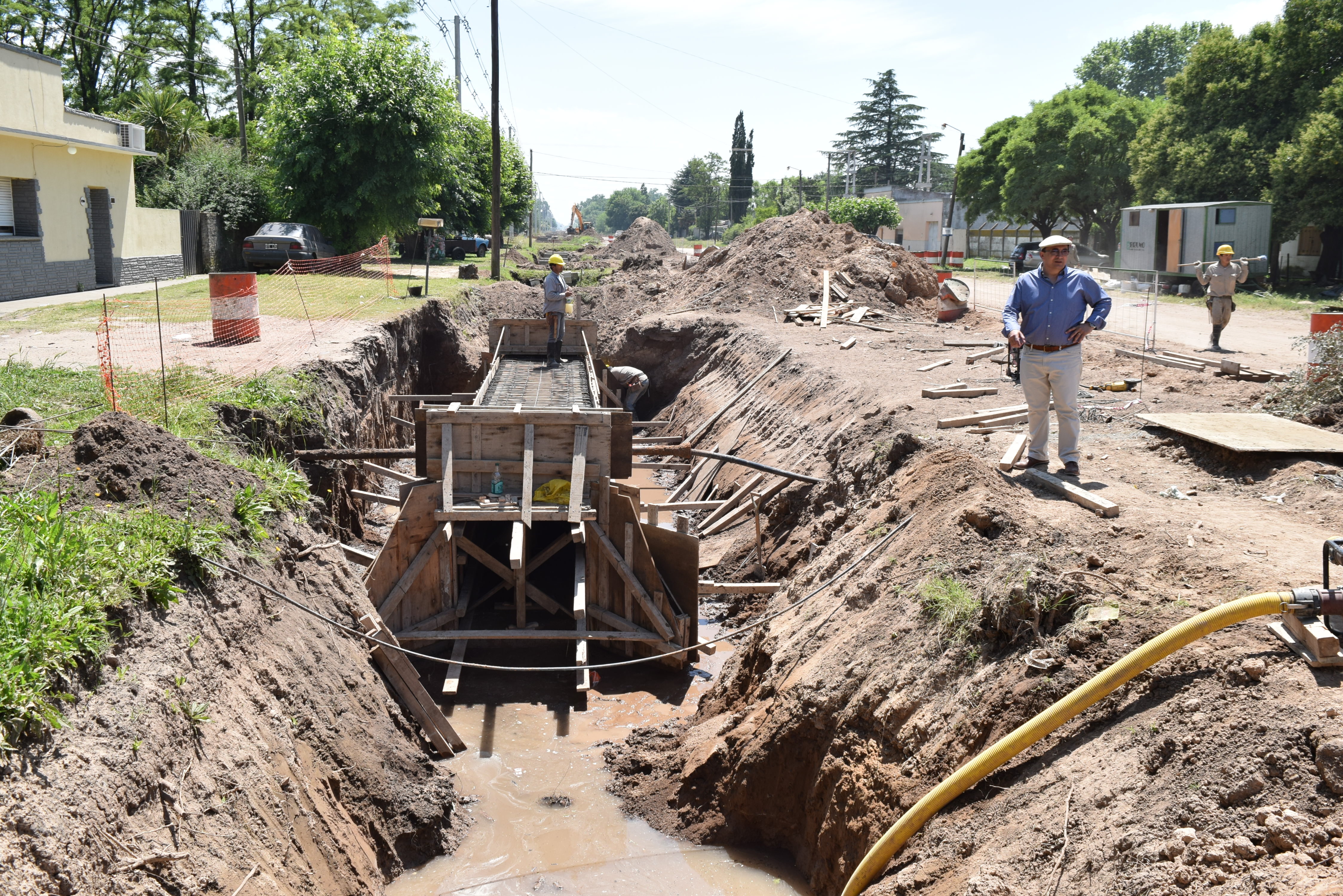 Construyen alcantarillas en el canal de la avenida Dellatorre.-