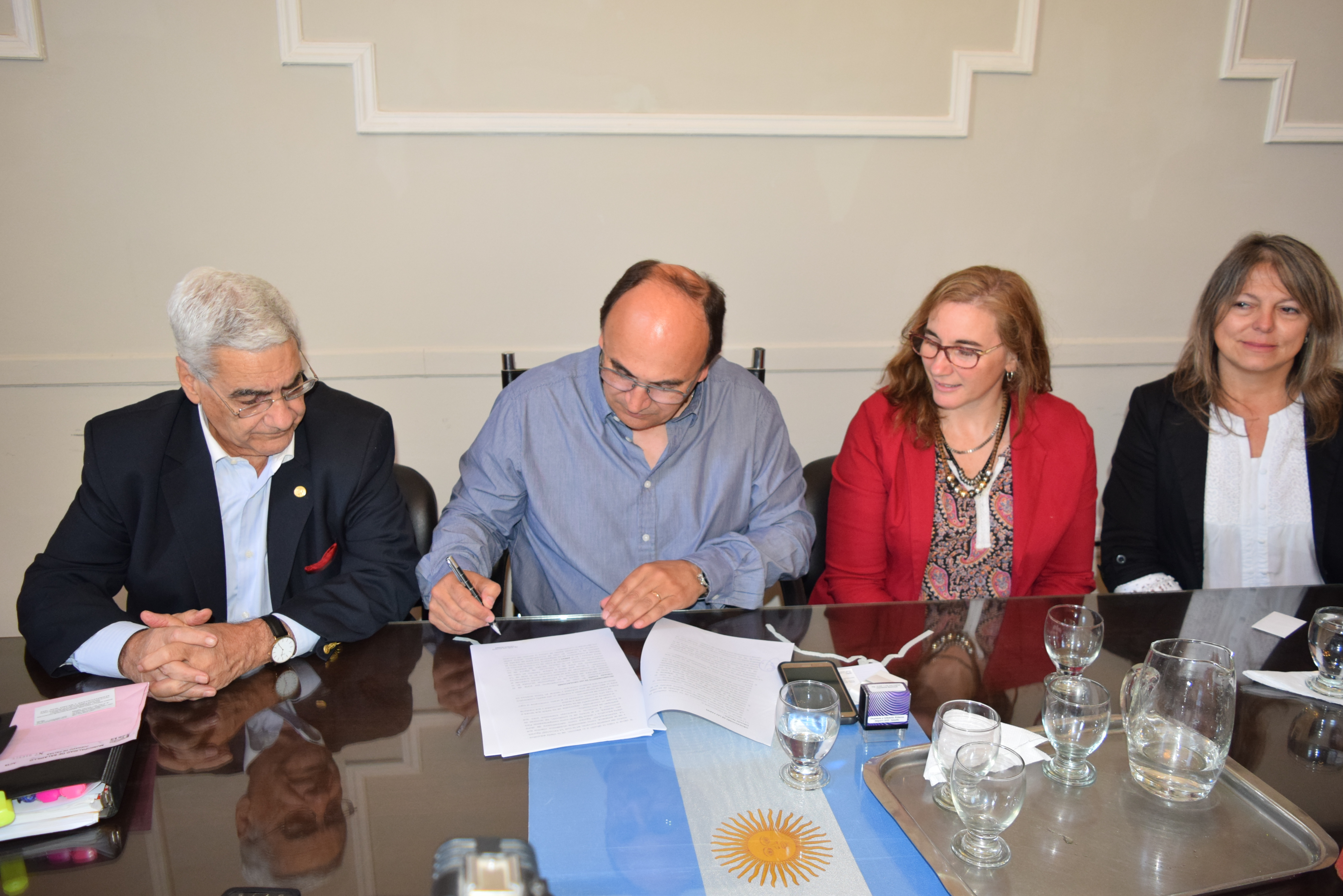 Se firmó el convenio para el dictado de la  carrera de Martillero Público Rural en Saladillo.-