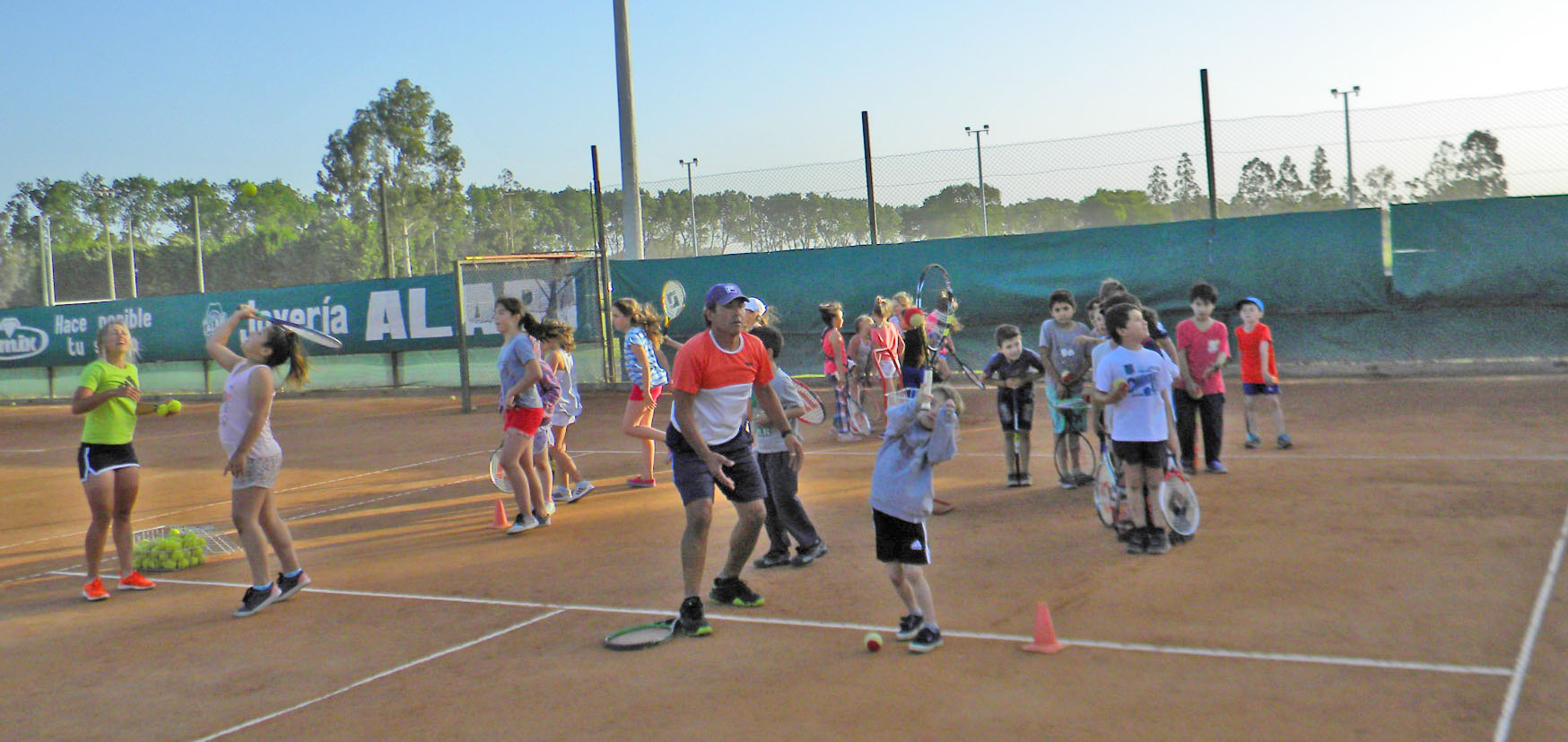 Práctica de tenis en canchas de polvo de ladrilllo del Club Huracán.-