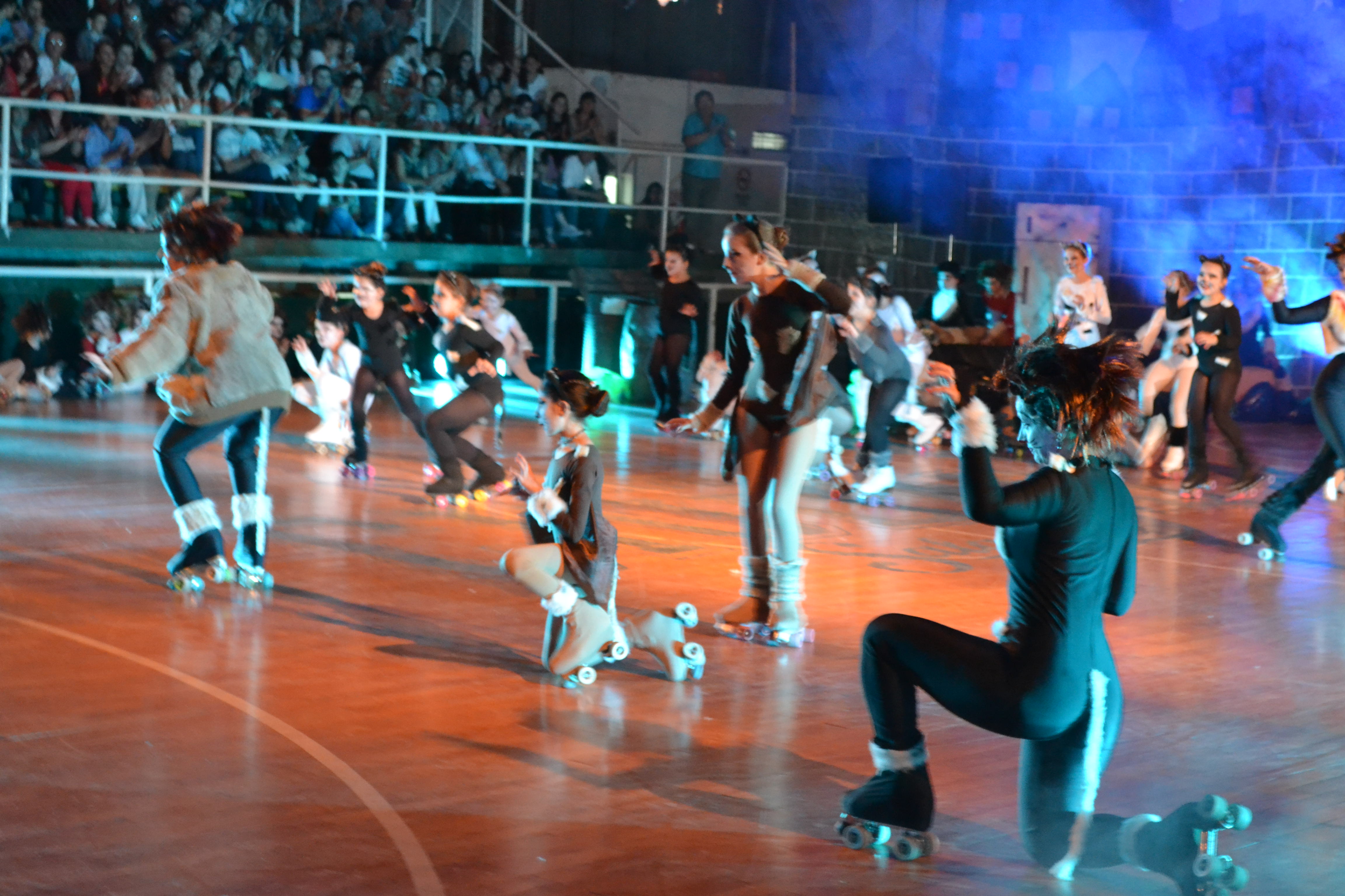Escuela de patín artístico presentó «Cats sobre ruedas».-