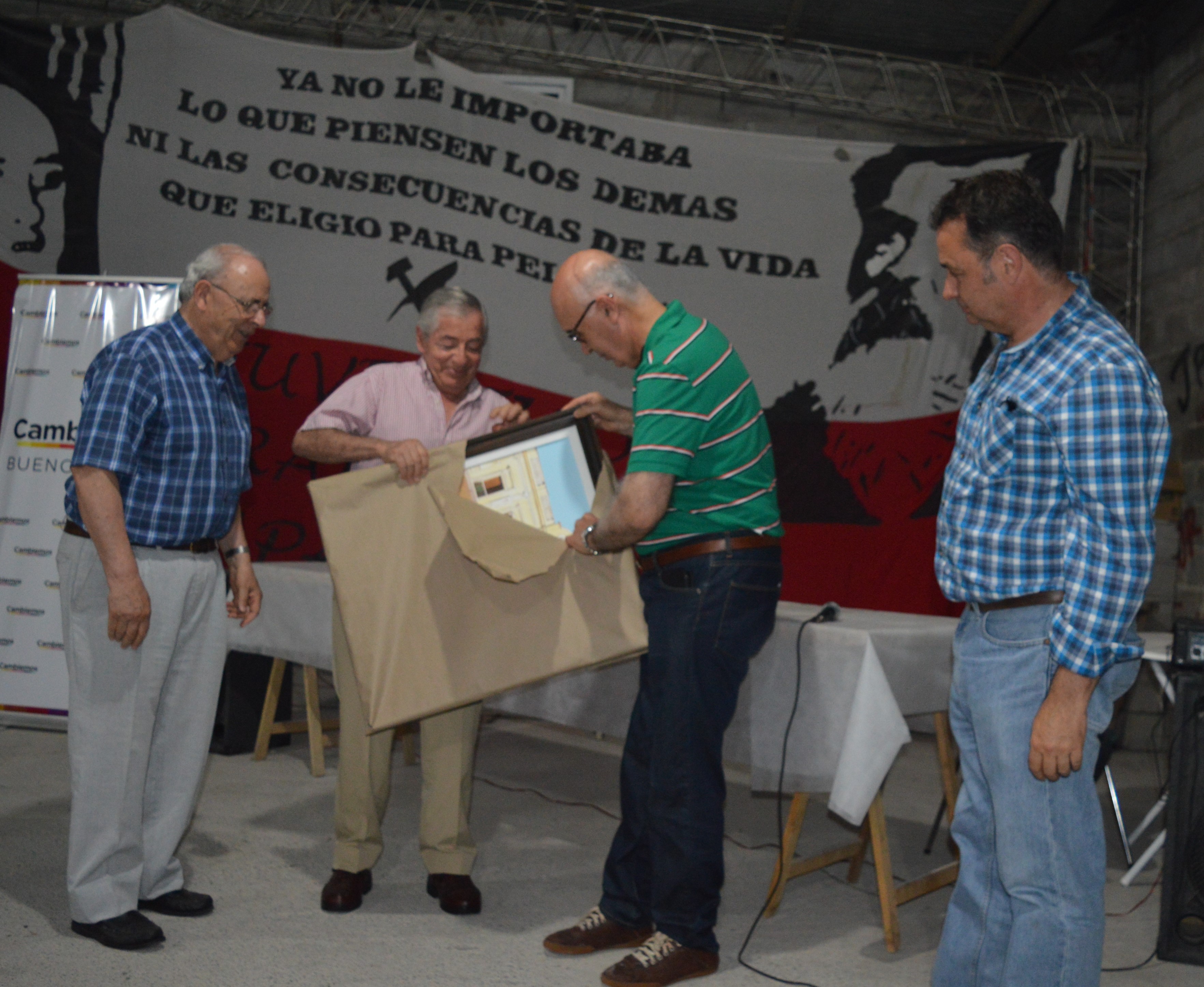 «Heriberto «Tito» Tavella y Mario Alejandro Menchaca, dos ex – intendendentes de Tapalque que honraron al radicalismo y a su pueblo. En el homenaje que se le tributó les regalé una obra del artista plástico local Juan Carlos Franco»- Carlos Antonio Gorosito.-