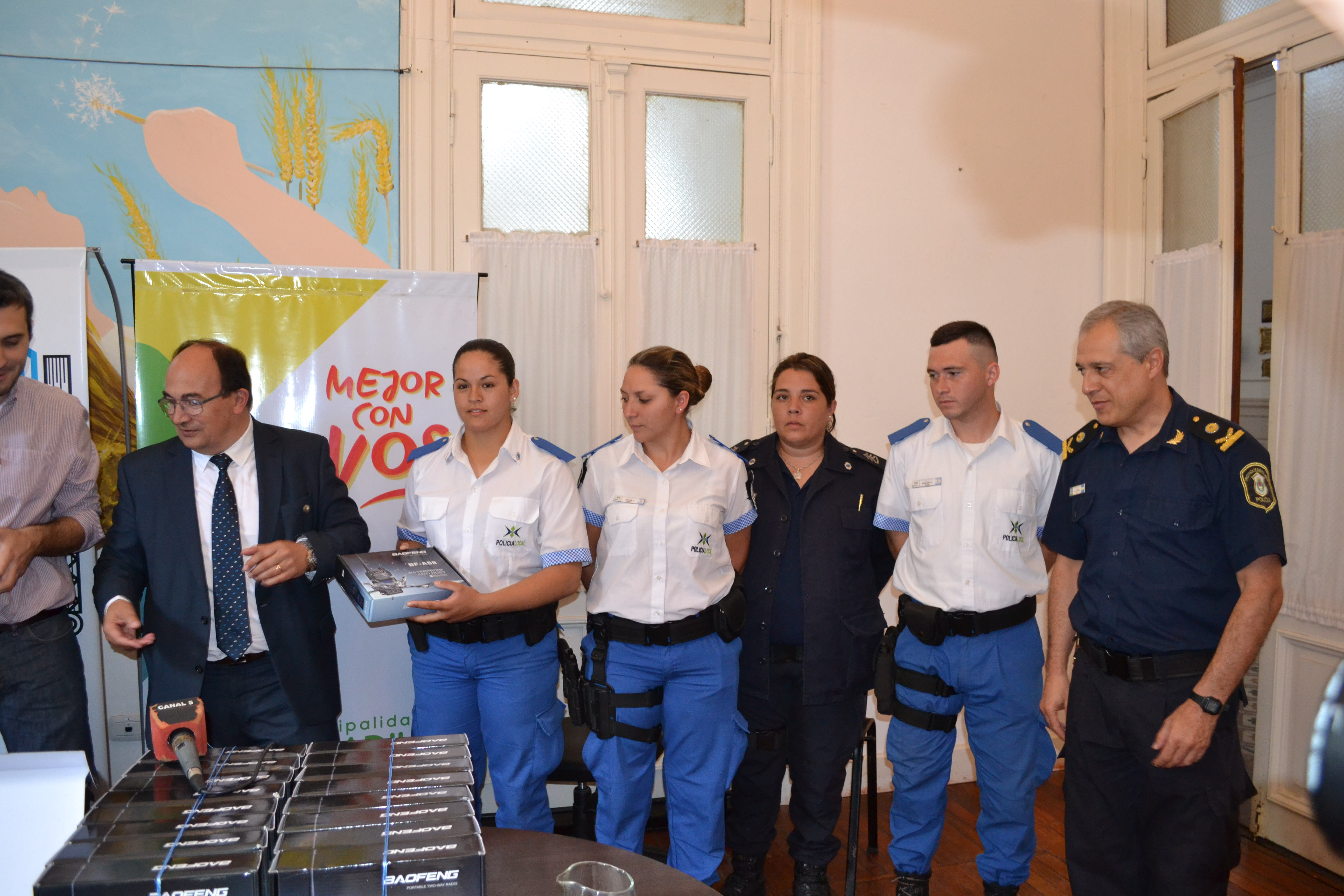 Se efectivizó la entrega de equipos a la  Policia Local.-
