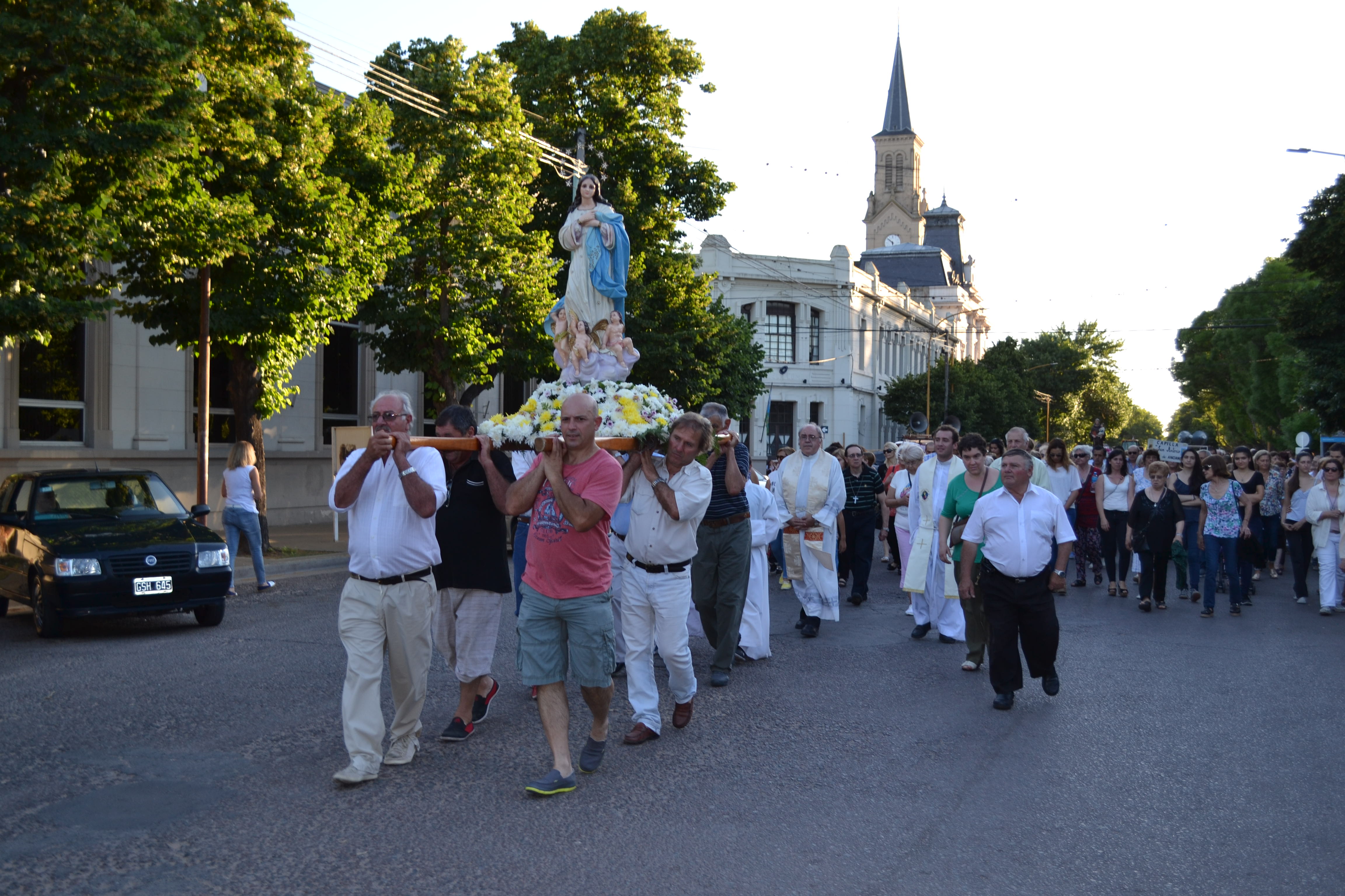 Se realizó procesión por el día de la Virgen.