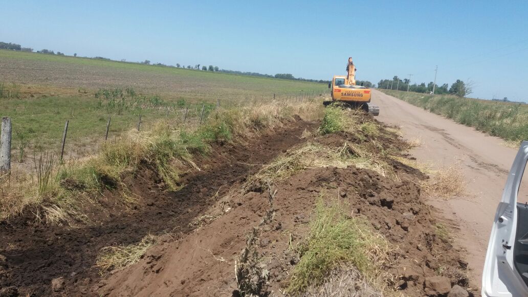 Realizan trabajos de limpieza en el canal del camino a Los Guayco.-