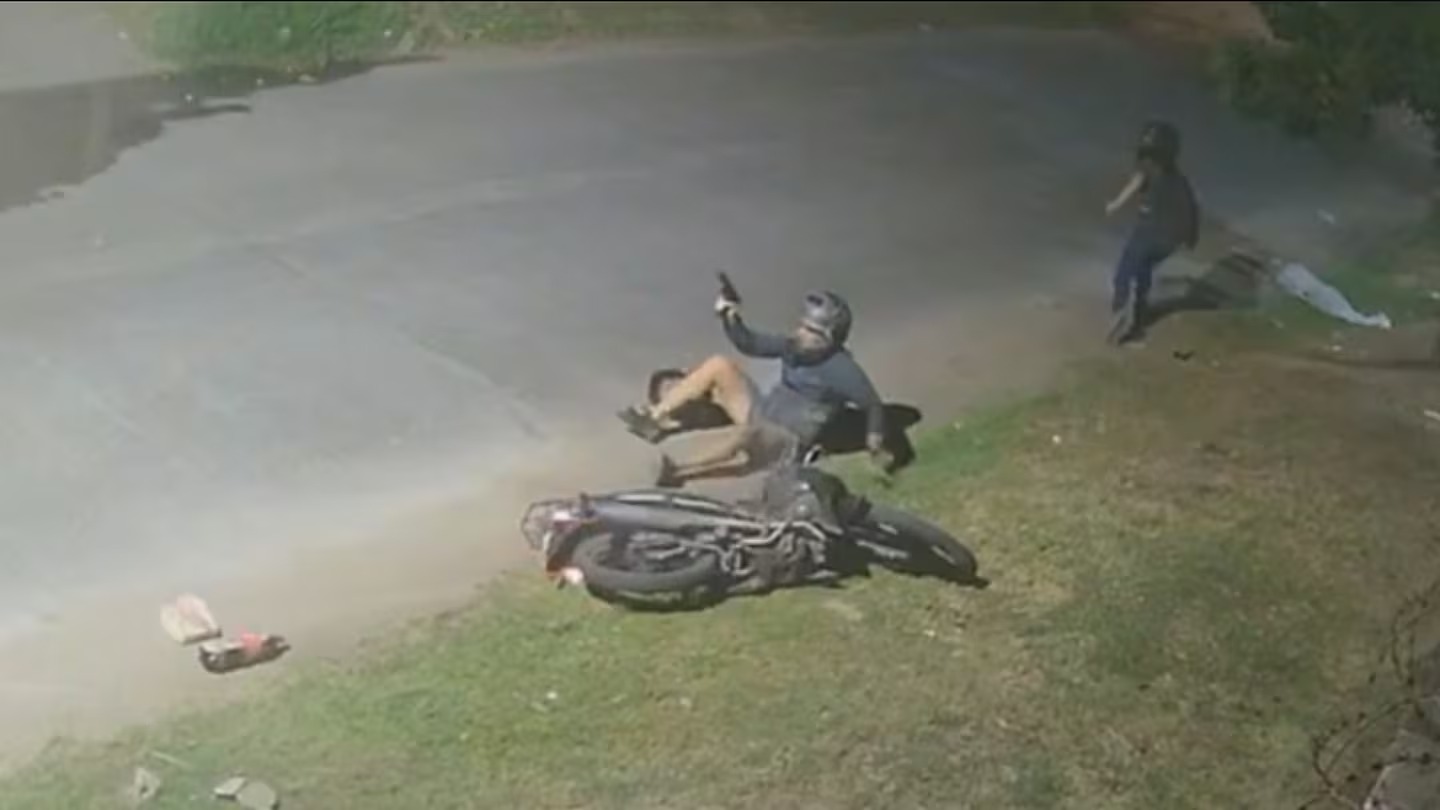 Un policía de civil iba en moto con su hija y mató a un delincuente que ...