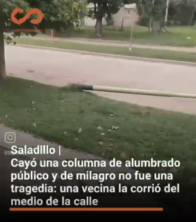 Saladillo | Cayó una columna de alumbrado público y de milagro no fue una tragedia: una vecina la corrió del medio de la calle.-