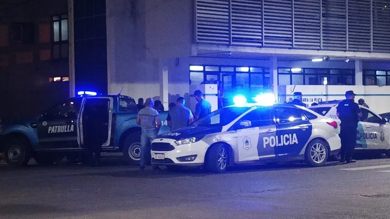 Horror en La Plata | Dos adolescentes años robaron un auto con una nena de 7 años adentro y la mataron tras arrastrarla 15 cuadras.-