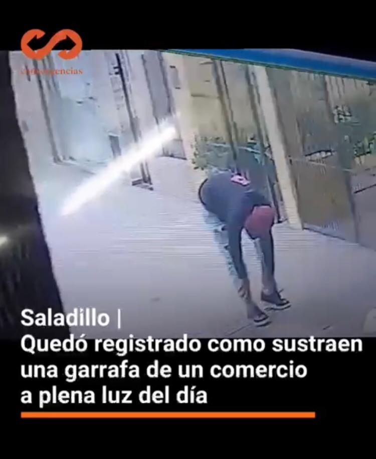 Saladillo | Quedó registrado como sustraen una garrafa de un comercio a plena luz del día.