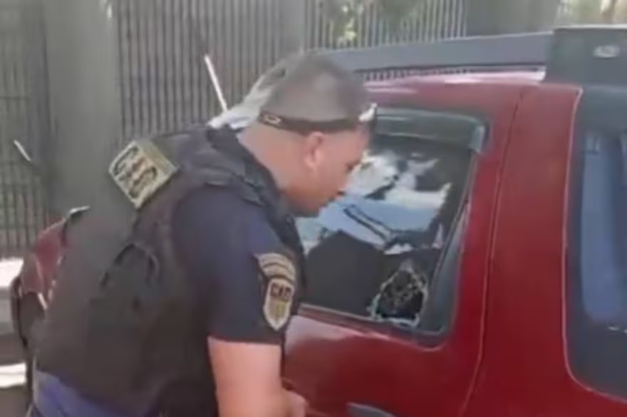 Pilar | Rescataron a un niño de 2 años que habían dejado encerrado en un auto con 35 grados para hacer compras.-