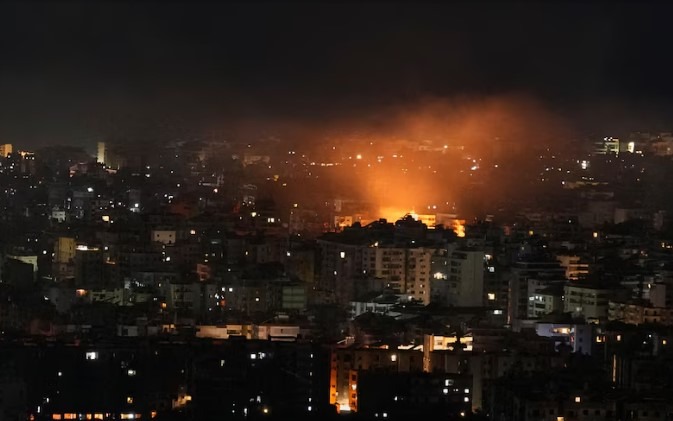 Israel bombardeó sede clave de Hezbollah en Beirut.-