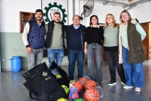 Saladillo | Entregaron elementos deportivos a la Escuela Técnica por su participación en el Reciclatón