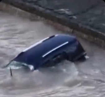 Una camioneta cayó al Río de la Plata: rescataron a una mujer y su hija.-