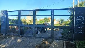 Villa Allende |Cierran calles durante la noche con portones, en una medida inédita en el país