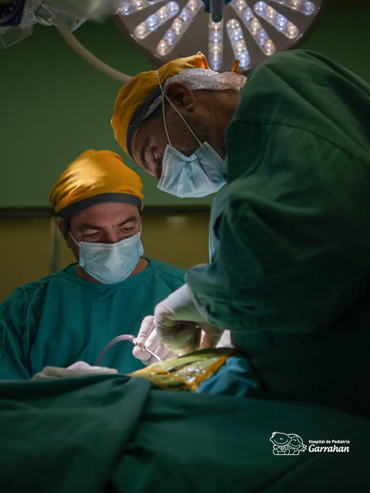 Buenos Aires | El Hospital Garrahan realizó un implante coclear inédito a un niño de un año.-