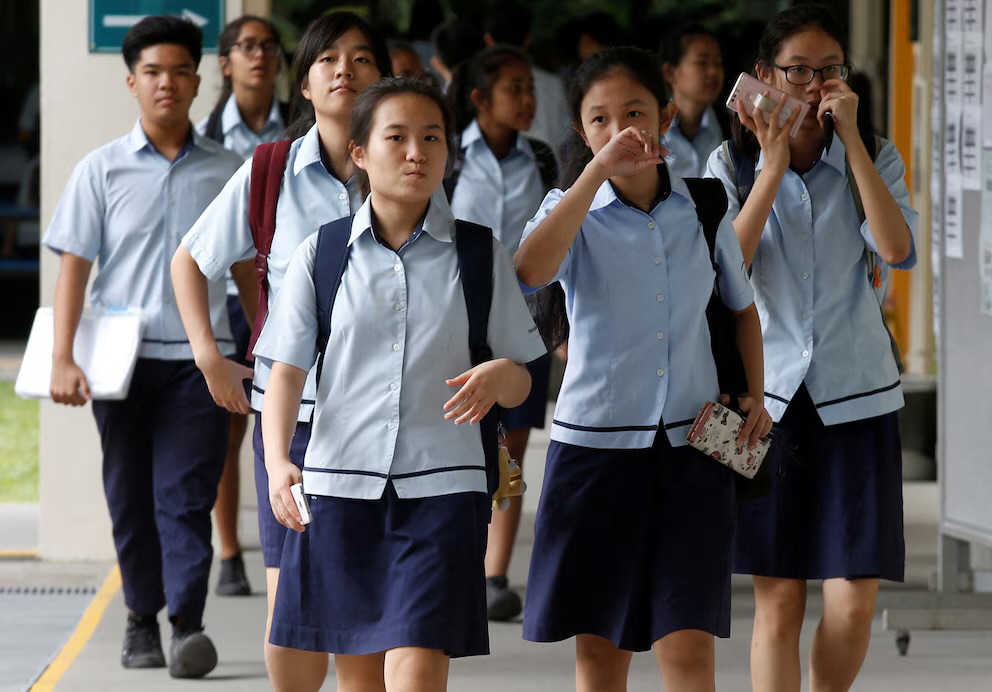 Singapur | Autorizan a los profesores a azotar a alumnos desde los 9 años como medida ante el bullying escolar.-