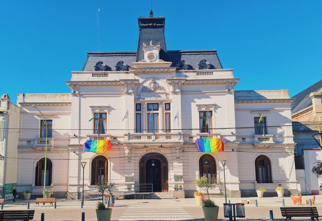 Saladillo | El Palacio Municipal porta las banderas LGBTIQ+ en el marco de fechas por la diversidad y la identidad de género-