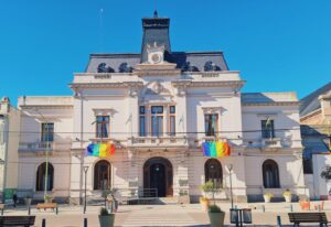 Saladillo | El Palacio Municipal porta las banderas LGBTIQ+ en el marco de fechas por la diversidad y la identidad de género-