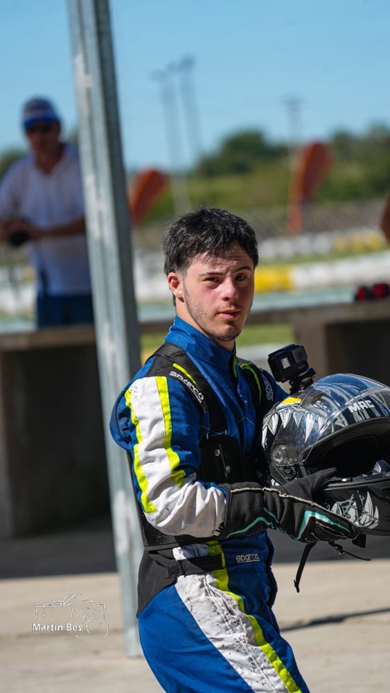 Lucas Tomasi hizo historia: es el primer piloto con síndrome de Down en competir oficialmente en karting.-