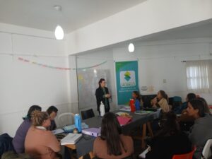 Encuentro de trabajo entre profesionales sociales de los caps para fortalecer el abordaje comunitario.-