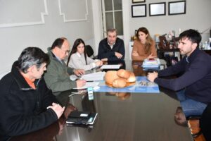 Firmaron el contrato para finalizar la apertura de la avenida Moreno.-