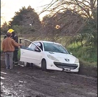 Saladillo | Llamado a los Bomberos: se quedó encajado un auto en proximidades de Acceso N. Kirchner y Planta de cloacas.-