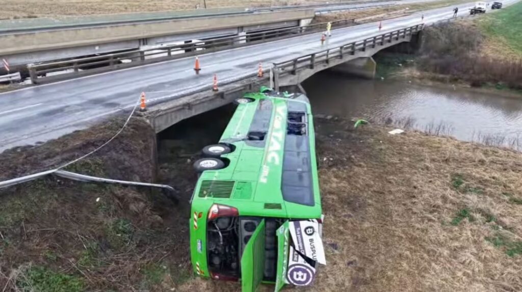 Carmen de Areco | Un micro cayó de un puente: hay heridos y buscan a un chofer desaparecido.-