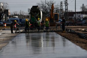 Avanza la reconstrucción del pavimento en la Avenida Frocham.-
