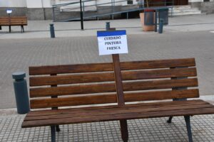Continúan los trabajos de acondicionamiento en la Plaza Principal: pintaron los bancos.-