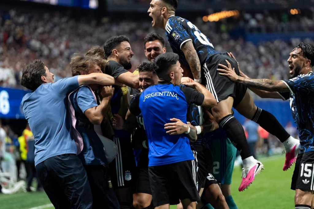 A puro orgullo, Argentina protagonizó otra remontada histórica, ganó 2 a 1 a Inglaterra y jugará la final del mundial de fútbol 2026 frente a España.-
