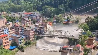 Avalancha e inundaciones dejan al menos 16 muertos y cientos de desaparecidos en Nepal.-