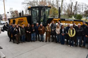 Presentaron una nueva motoniveladora para la Delegación de Polvaredas.-