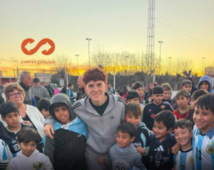 Para cerrar su visita a 25 de Mayo Valentín Barco recorrió escuelitas de fútbol y aportó regalos para los chicos.-