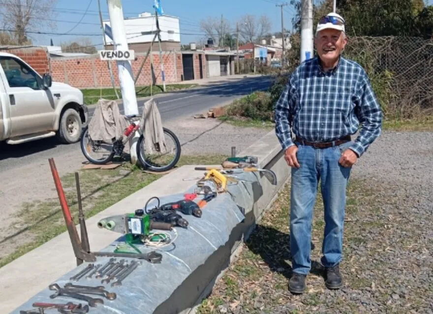 Un vecino de barrio Aeropuerto vende sus herramientas para pagar el tratamiento de su perra que le salvo la vida dos veces.-