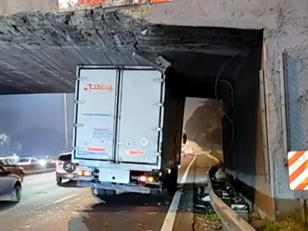 General Paz | Un camión de Brasil quedó atascado bajo un puente y complicó el tránsito.-