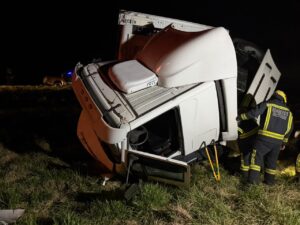 Roque Pérez | Volvo un camión en el kilómetro 151 de la ruta nacional 205: no hubo heridos ni fue interrumpido el tránsito.-