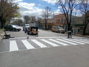 Avanzan los trabajos de demarcación vial en distintos puntos de la ciudad.-