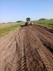 Trabajos de mantenimiento de caminos en la zona próxima a la localidad de Del Carril.-