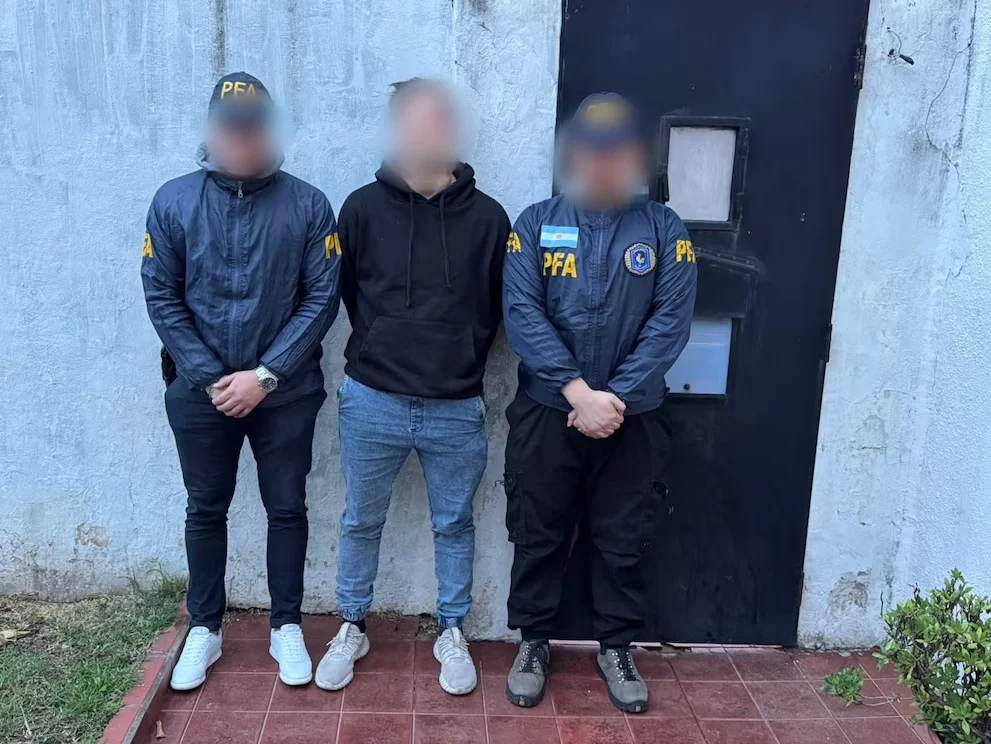 Arrestaron a tres empleados de Migraciones por falsificar registros para darle la residencia a 101 colombianos.-