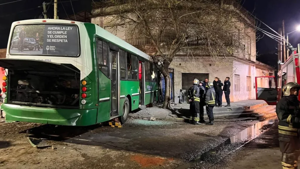 Tragedia en Temperley: un colectivo de la línea 527, que circulaba sin pasajeros, protagonizó un violento choque y terminó incrustado contra una vivienda.-