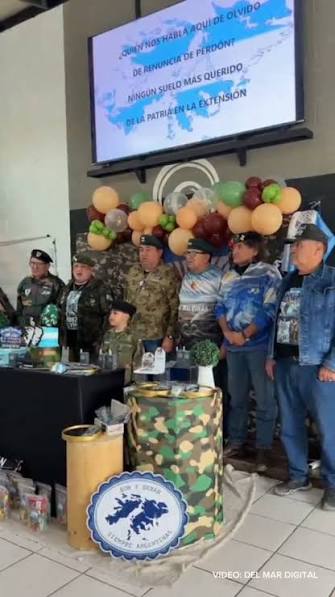 Un nene de 6 años festejó su cumpleaños con temática de Malvinas e invitó a excombatientes.-