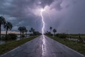 Corrientes | Un rayo alcanzó una moto durante una tormenta: murió una mujer y su pareja quedó herida.-