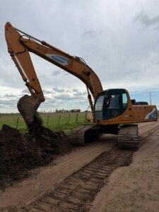 Limpieza y acondicionamiento de canales en Cazón.-