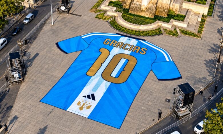 Homenaje y sorpresa en Rosario: desplegaron una camiseta gigante de Messi frente al Monumento a la Bandera.-