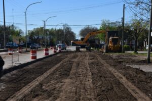 Reconstrucción de pavimento en la Avenida Ibañez Frocham.-