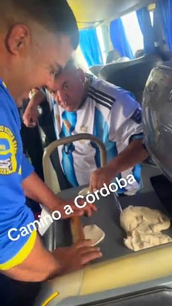 Córdoba | Hinchas de Boca hicieron tortas fritas dentro de un micro durante el viaje para ver a su equipo.-