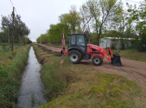 Realizaron trabajos de limpieza de canal en Álvarez de Toledo.-