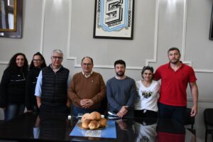 En el marco del Día del Empleado Municipal, Salomón anunció un bono de $100.000 para todos los trabajadores municipales.-