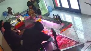 La Plata | Dos armados asaltaron una carnicería, dispararon adentro y se llevaron hasta la carne.-